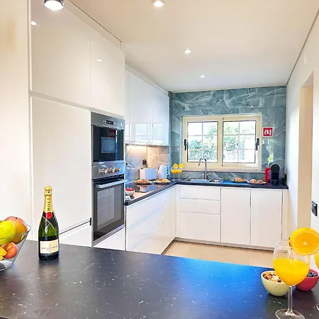 Oura Modern Poolside By Becherish Апартаменты