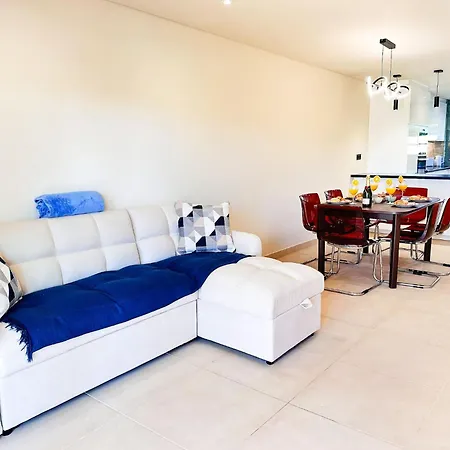 Oura Modern Poolside By Becherish Apartman *