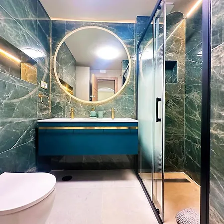 Oura Modern Poolside By Becherish אלבופיירה