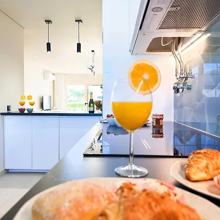 Oura Modern Poolside By Becherish Apartman