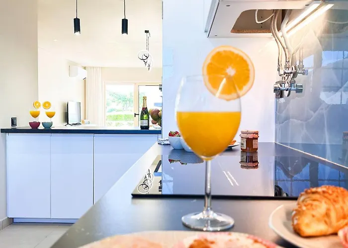 Oura Modern Poolside By Becherish Apartman